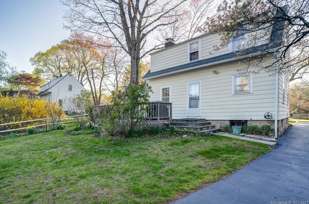 15 Rockland Rd, Fairfield CT  06825-1608 exterior