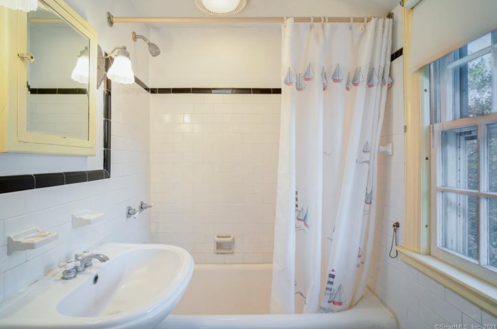 15 Rockland Rd, Fairfield CT  06825-1608 exterior