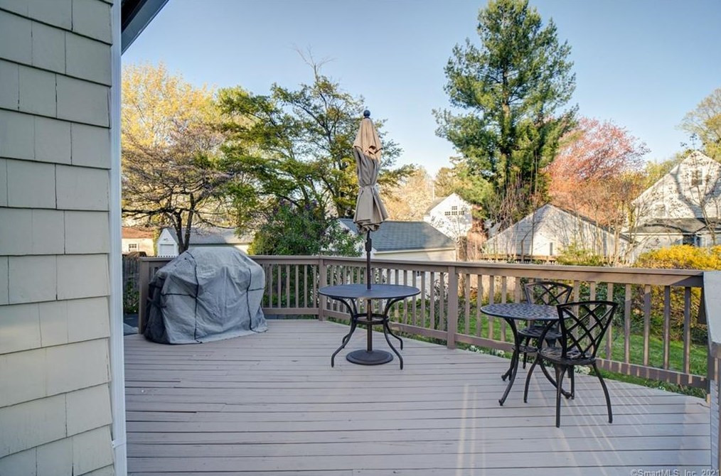 15 Rockland Rd, Fairfield CT  06825-1608 exterior