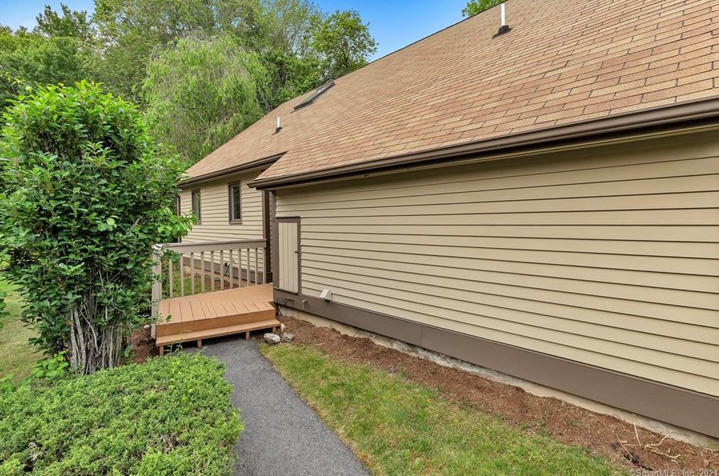 13 Copper Hill Dr, Guilford CT  06437-1861 exterior
