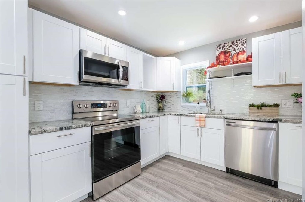 201 Elm Hill Rd, Vernon CT  06066-5213 exterior
