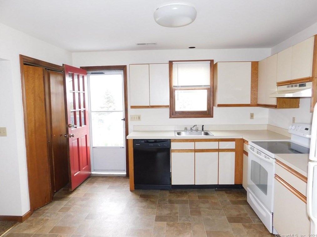654 Black Rock Tpke, Fairfield CT  06825-4743 exterior