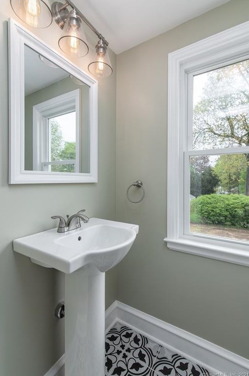 932 Ridge Rd, Hartford CT  06109-2855 exterior