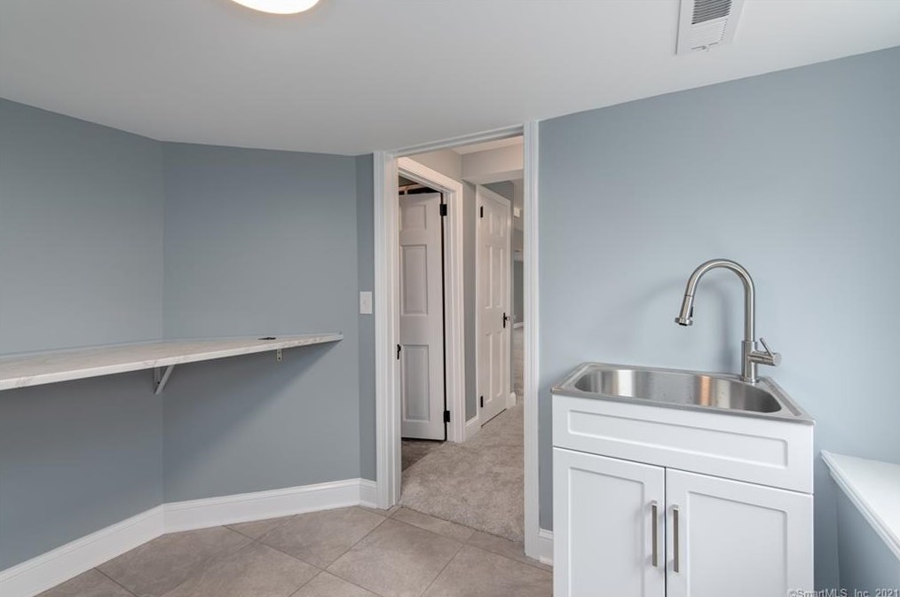 932 Ridge Rd, Hartford CT  06109-2855 exterior