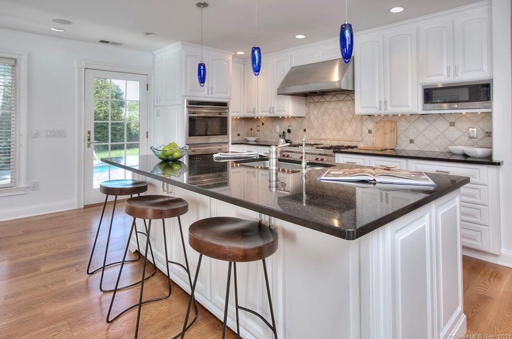 2 Murvon Ct, Westport CT  06880-6827 exterior
