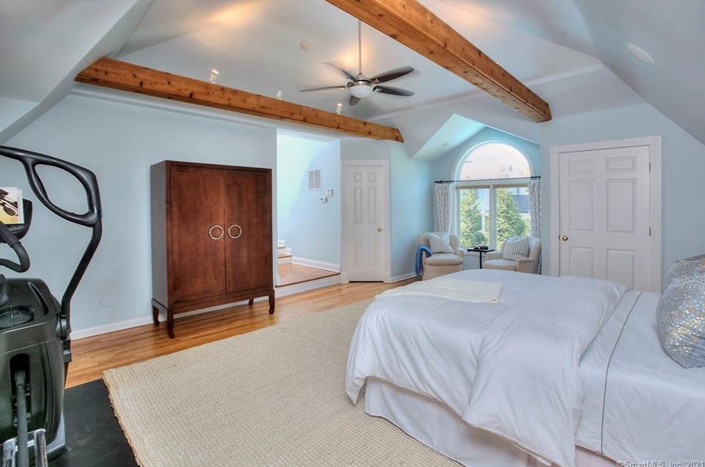 2 Murvon Ct, Westport CT  06880-6827 exterior