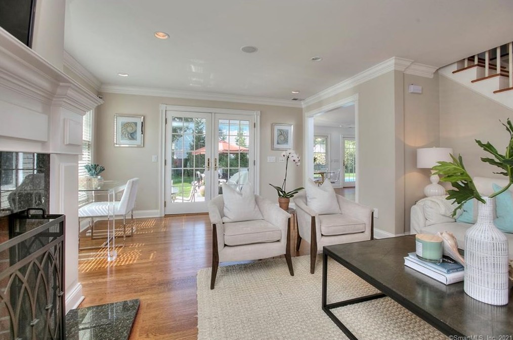 2 Murvon Ct, Westport CT  06880-6827 exterior