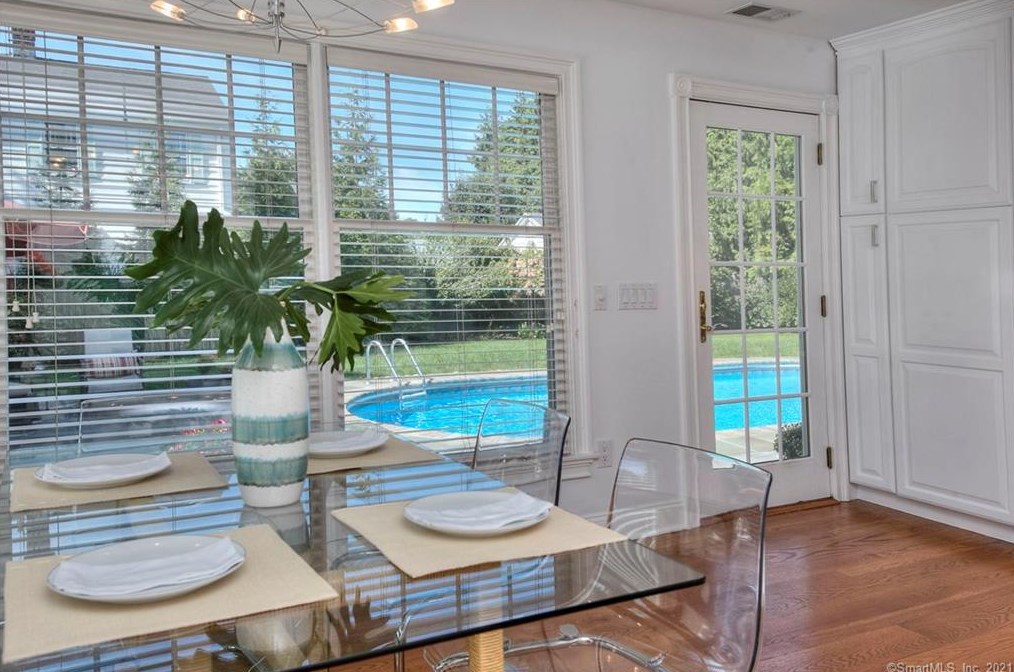 2 Murvon Ct, Westport CT  06880-6827 exterior