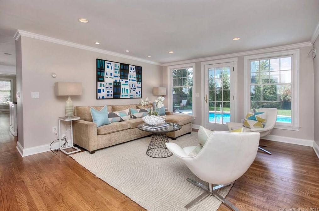 2 Murvon Ct, Westport CT  06880-6827 exterior