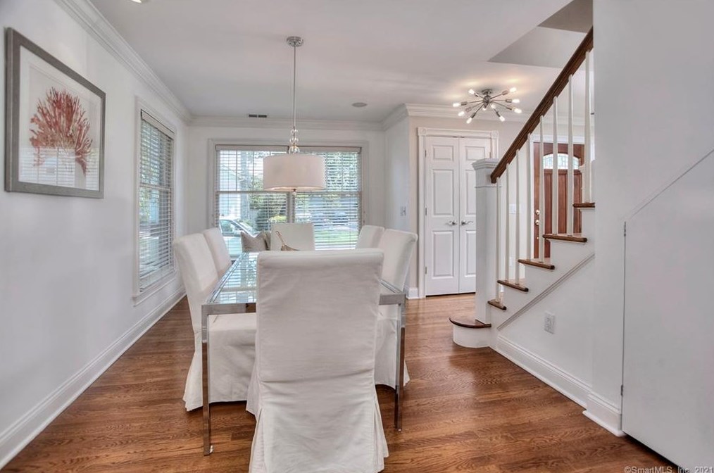 2 Murvon Ct, Westport CT  06880-6827 exterior