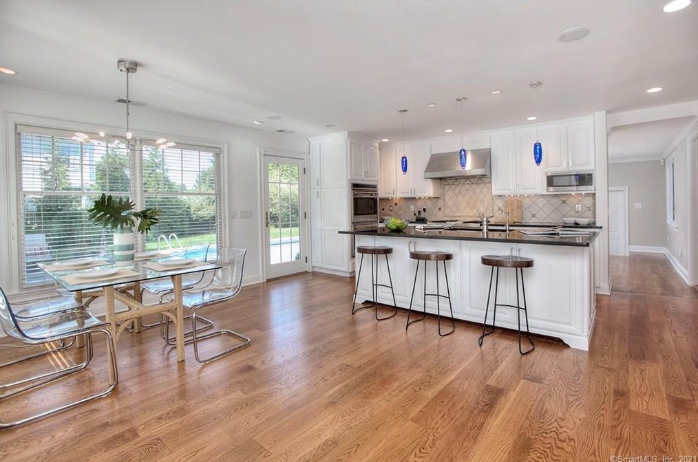 2 Murvon Ct, Westport CT  06880-6827 exterior