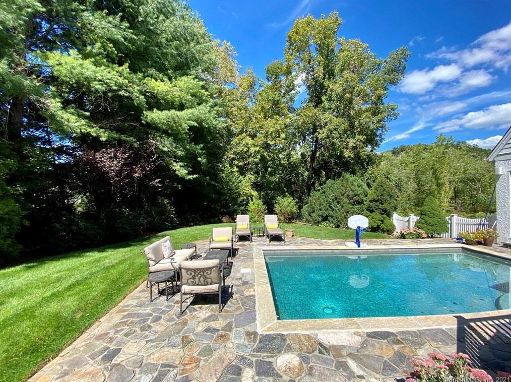 300 Newtown Tpke, Weston CT  06883-1321 exterior