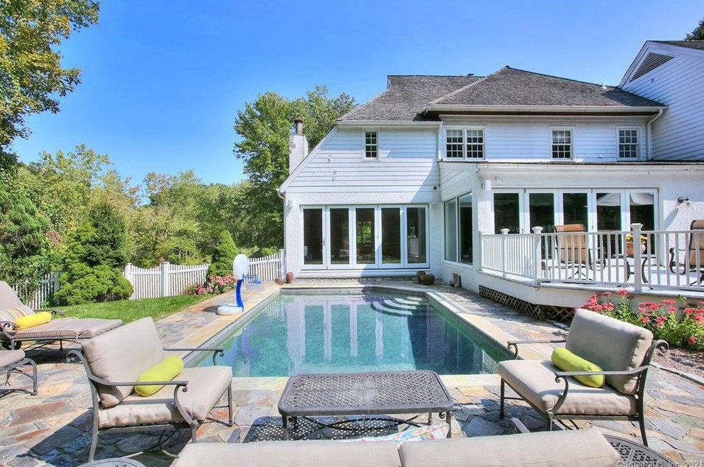 300 Newtown Tpke, Weston CT  06883-1321 exterior