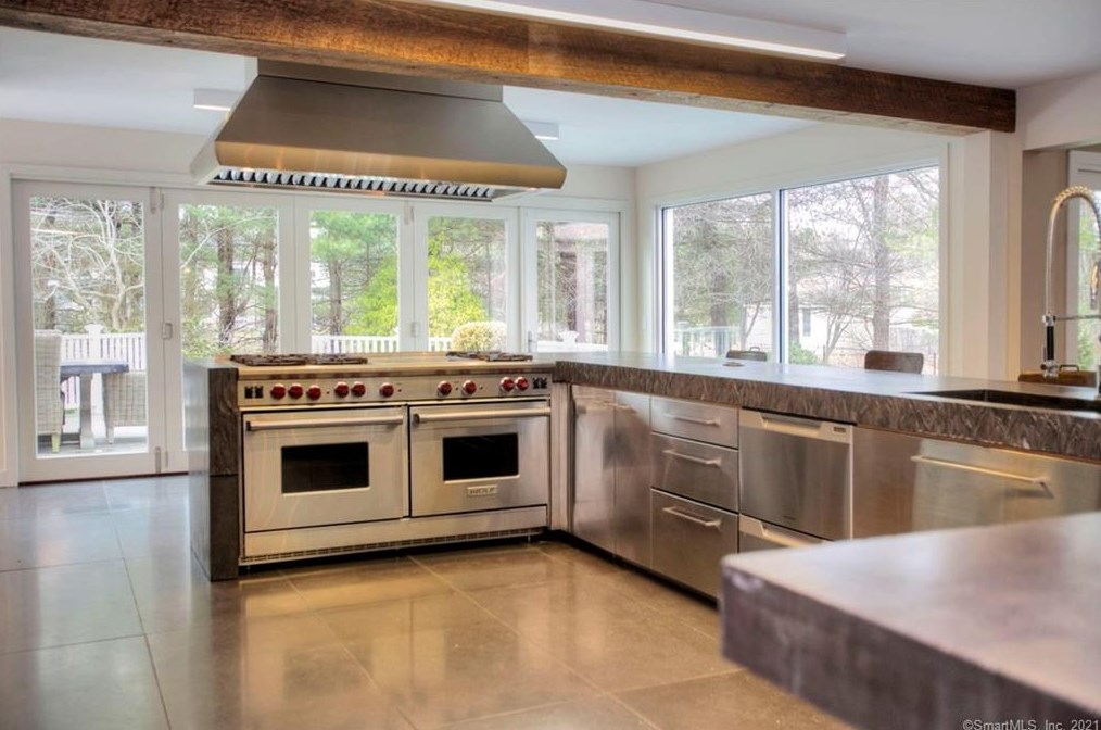 300 Newtown Tpke, Weston CT  06883-1321 exterior