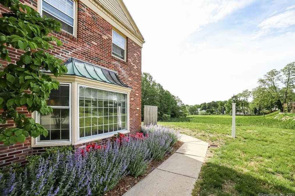 27 S Main St #15, Essex, CT 06426