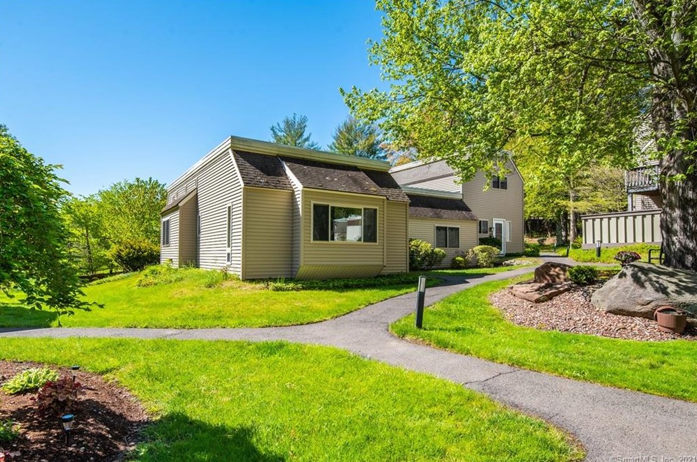 62 Library Ln, Simsbury CT  06070-2168 exterior