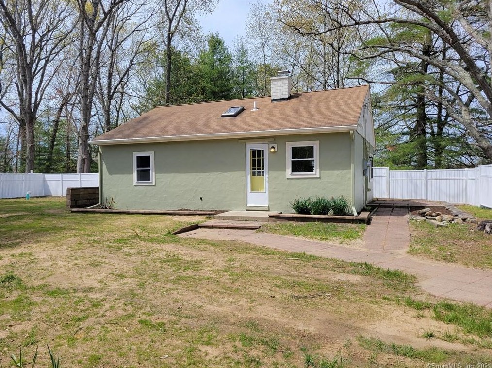 18 Elm St, Clinton CT  06413-2236 exterior