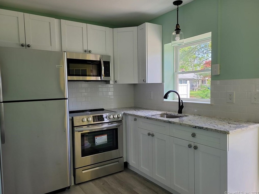 18 Elm St, Clinton CT  06413-2236 exterior
