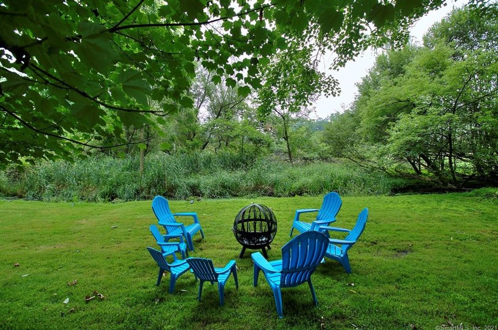 5 Iris Ln, Westport CT  06880-5325 exterior