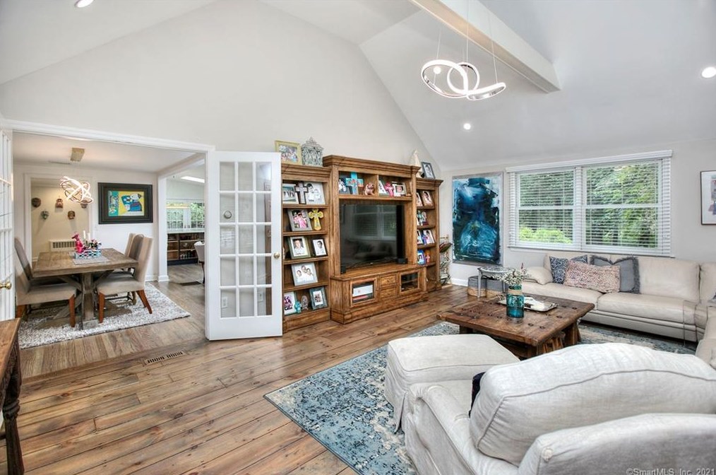 5 Iris Ln, Westport CT  06880-5325 exterior