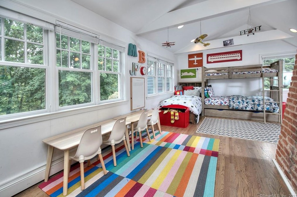 5 Iris Ln, Westport CT  06880-5325 exterior