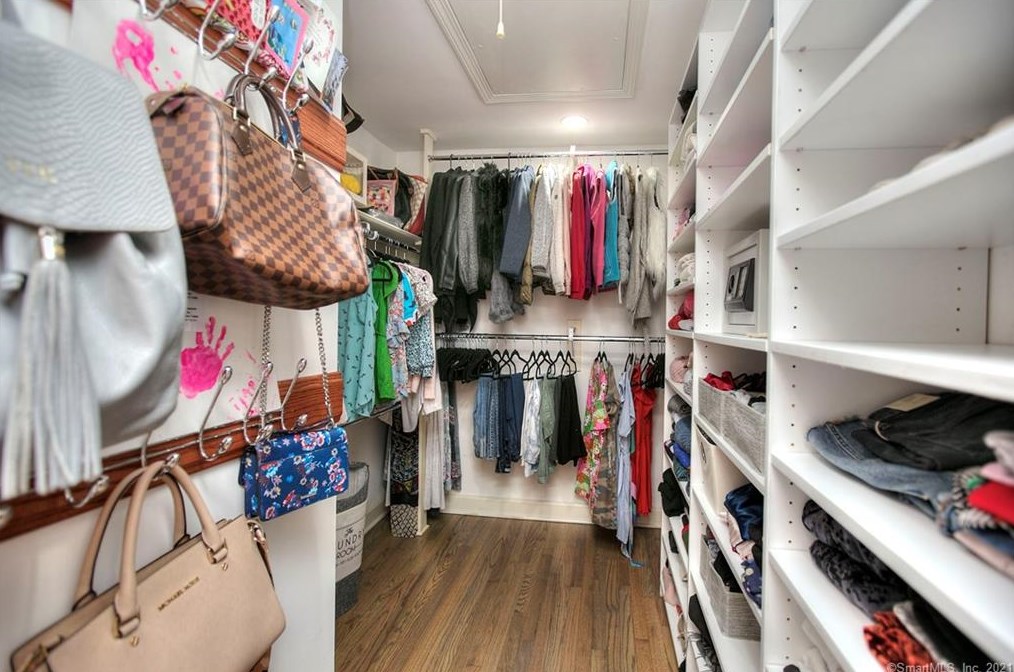 5 Iris Ln, Westport CT  06880-5325 exterior