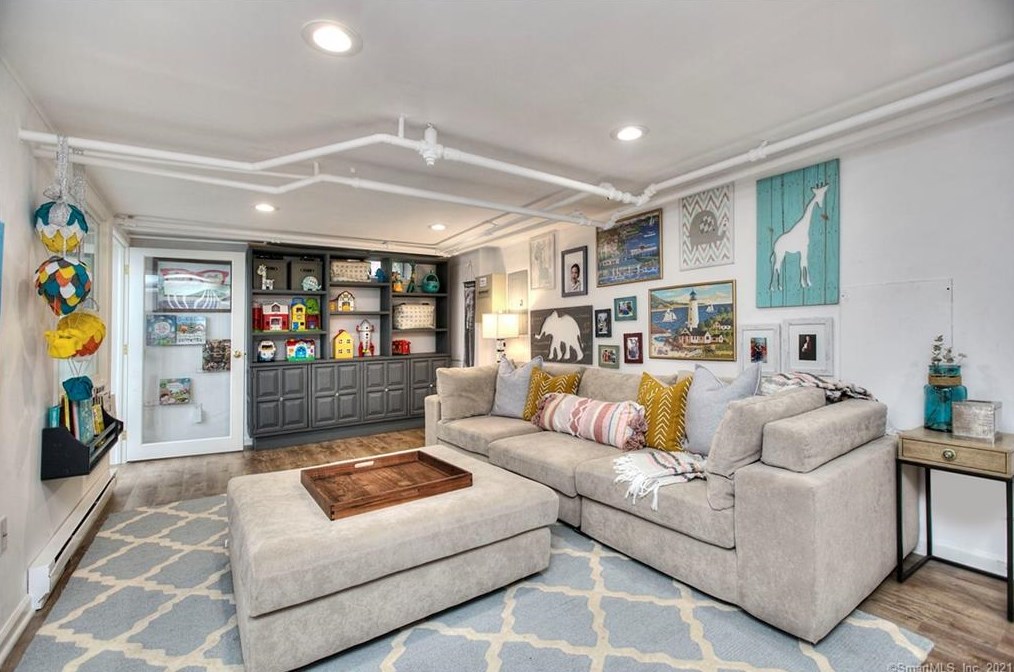 5 Iris Ln, Westport CT  06880-5325 exterior