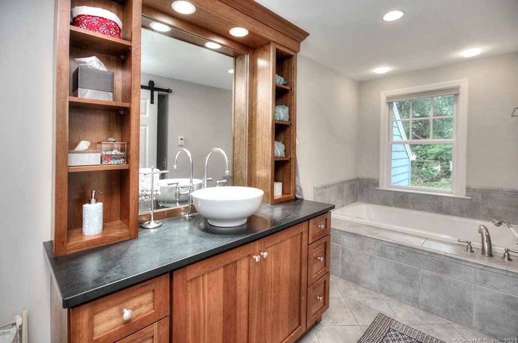 5 Iris Ln, Westport CT  06880-5325 exterior