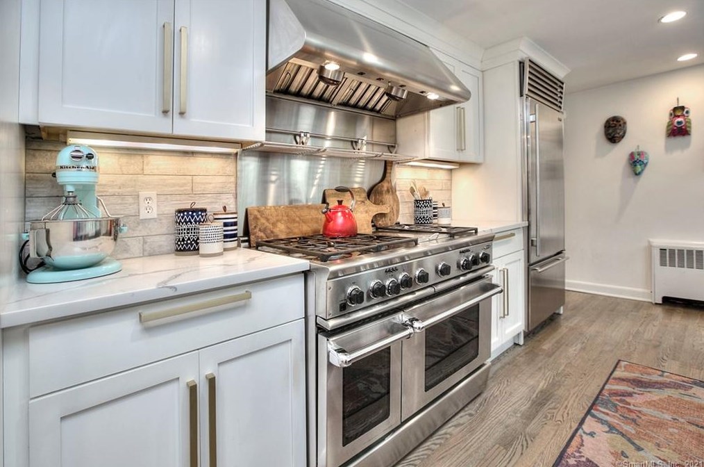 5 Iris Ln, Westport CT  06880-5325 exterior