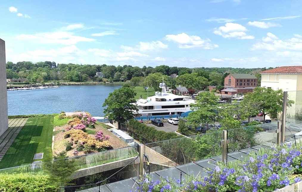 559 Steamboat Rd, Greenwich CT  06830-7184 exterior