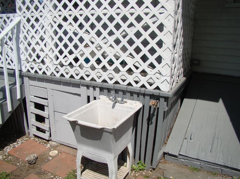 11 Webster St, Hartford CT 06111-5147 exterior