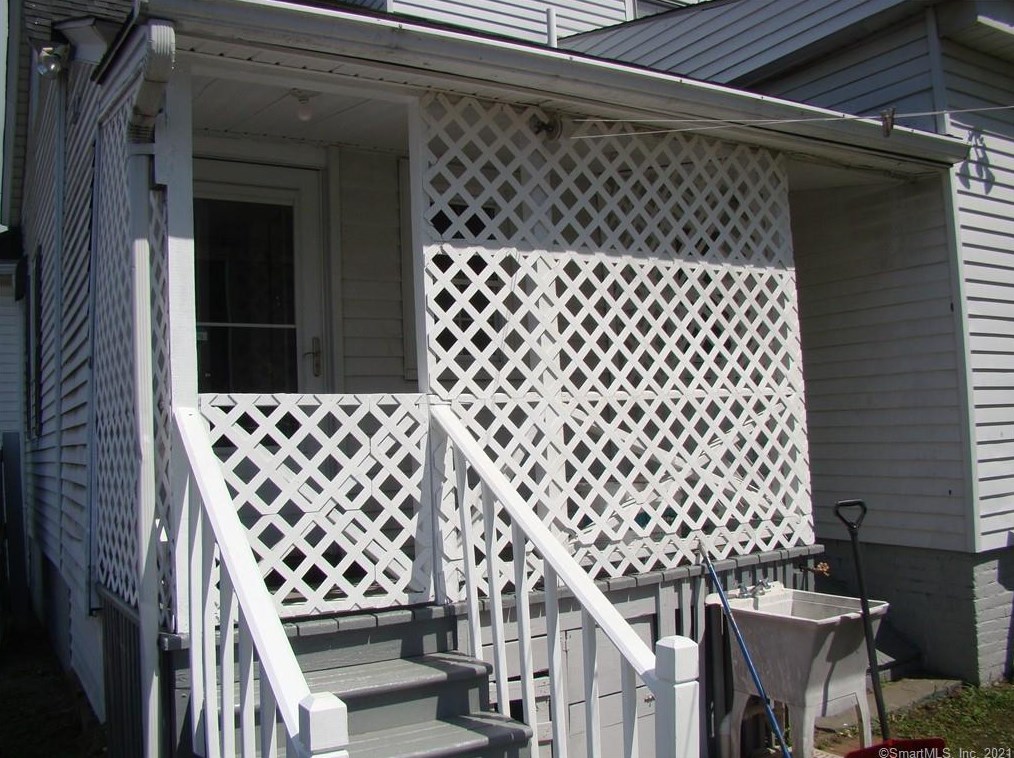 11 Webster St, Hartford CT 06111-5147 exterior