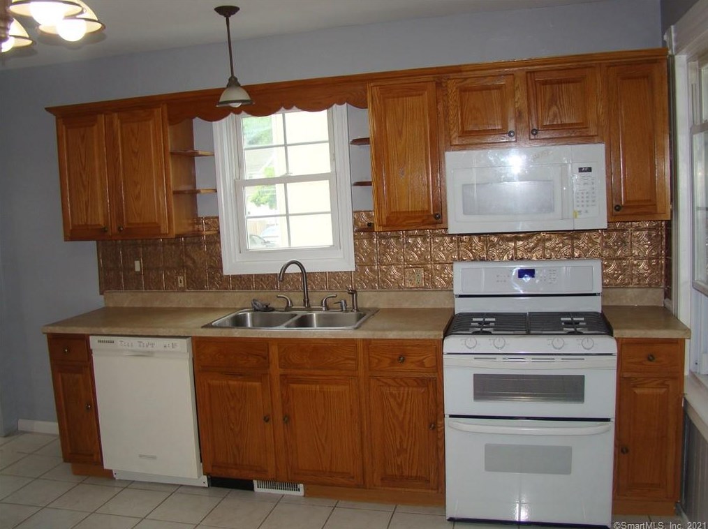 11 Webster St, Hartford CT 06111-5147 exterior