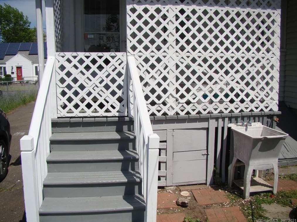 11 Webster St, Hartford CT 06111-5147 exterior