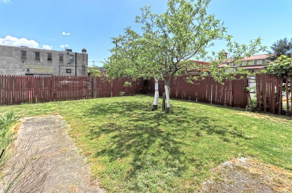 18 Pine St, New Haven CT  06514-4925 exterior