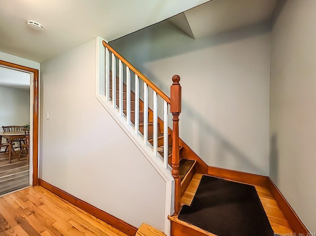 516 Grand St, Suffield CT  06093-3417 exterior