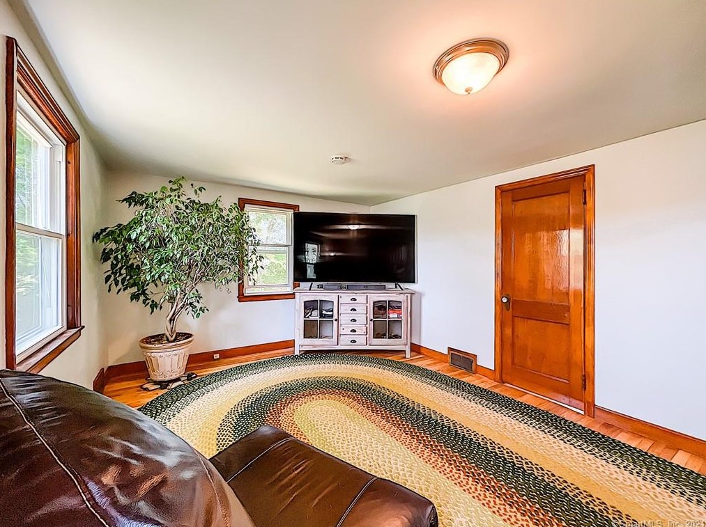 516 Grand St, Suffield CT  06093-3417 exterior
