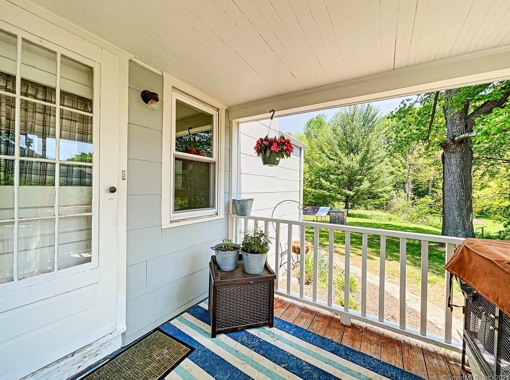 516 Grand St, Suffield CT  06093-3417 exterior