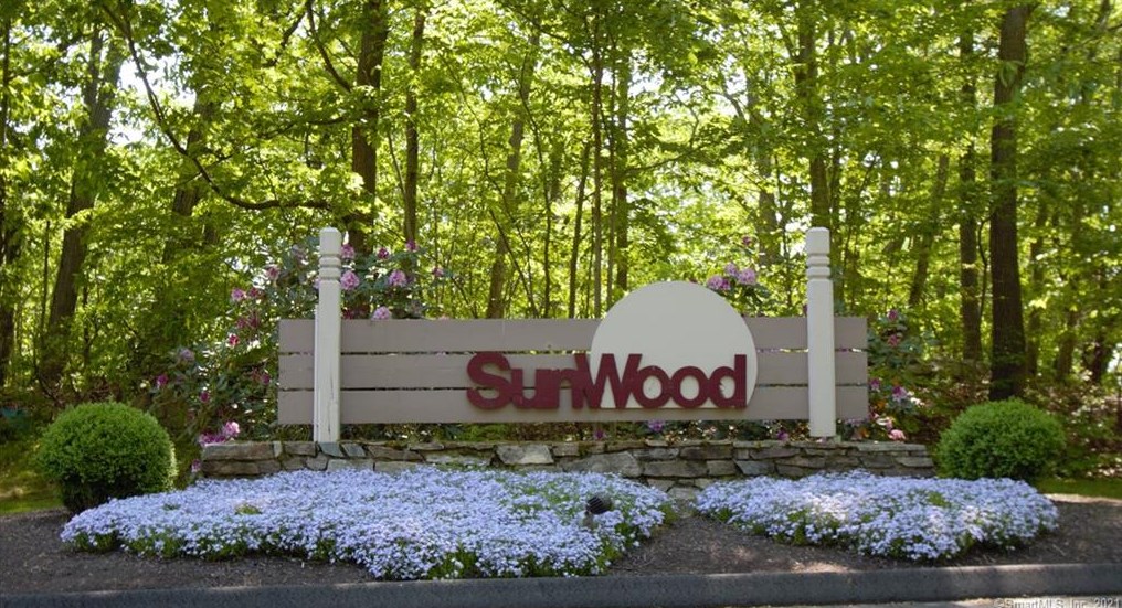 61 Red Oak Cir, Huntington CT  06484-3872 exterior
