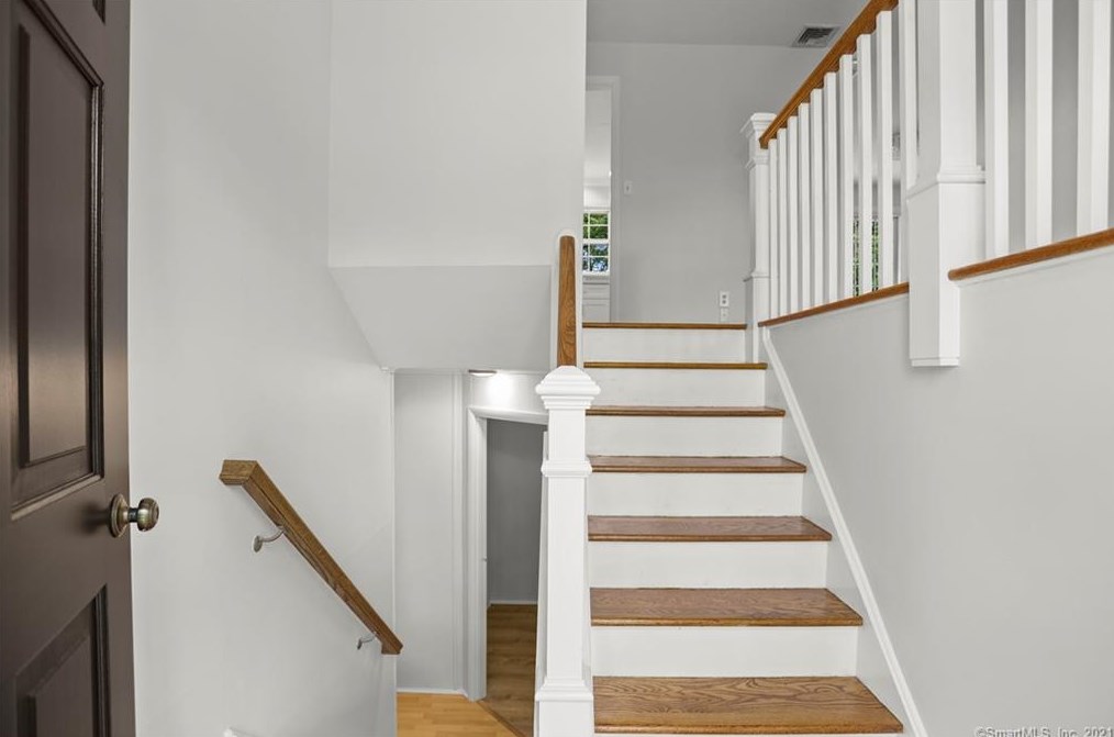 16 Hyde Ln, Westport CT  06880-3914 exterior