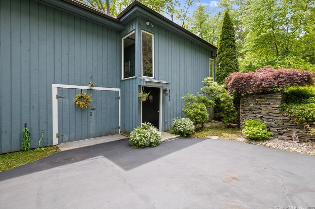 123 Horse Pond Rd, Madison CT  06443-2514 exterior