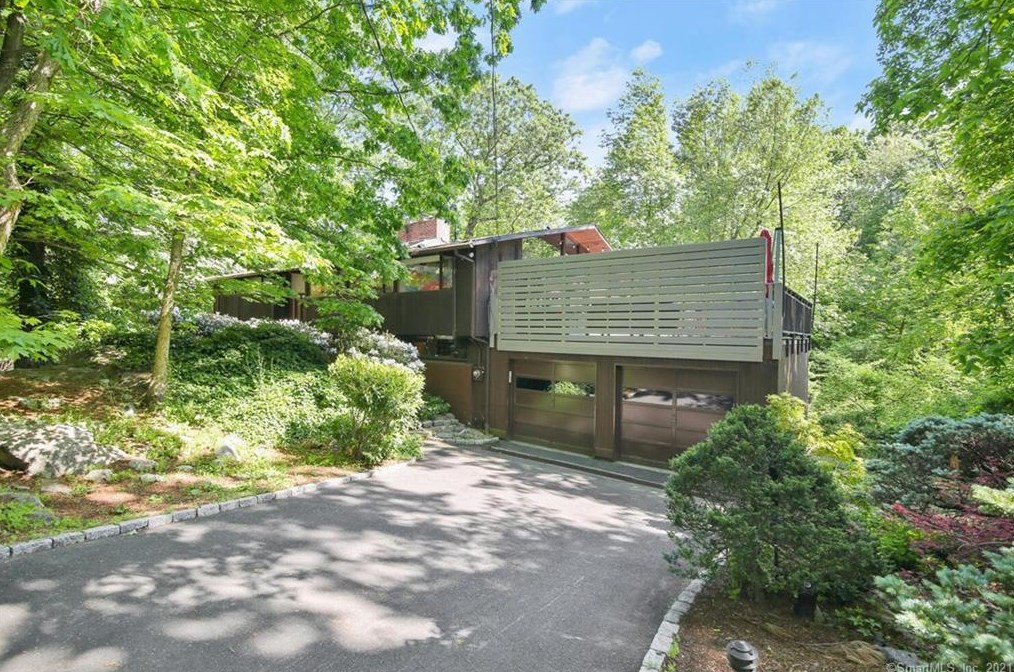 14 Clover Pl, Cos Cob CT  06807-2215 exterior