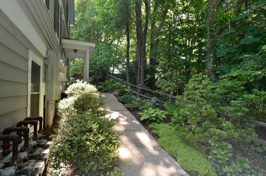 53 Grassy Plain St #b8, Bethel, CT 06801