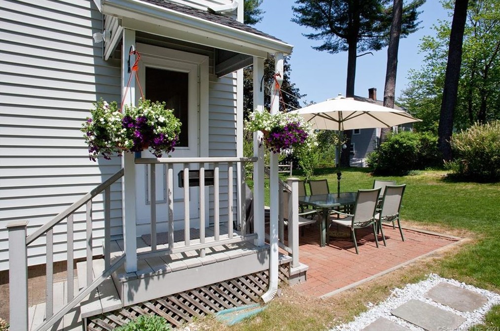 10 Woods Ln, Simsbury CT  06070-2441 exterior