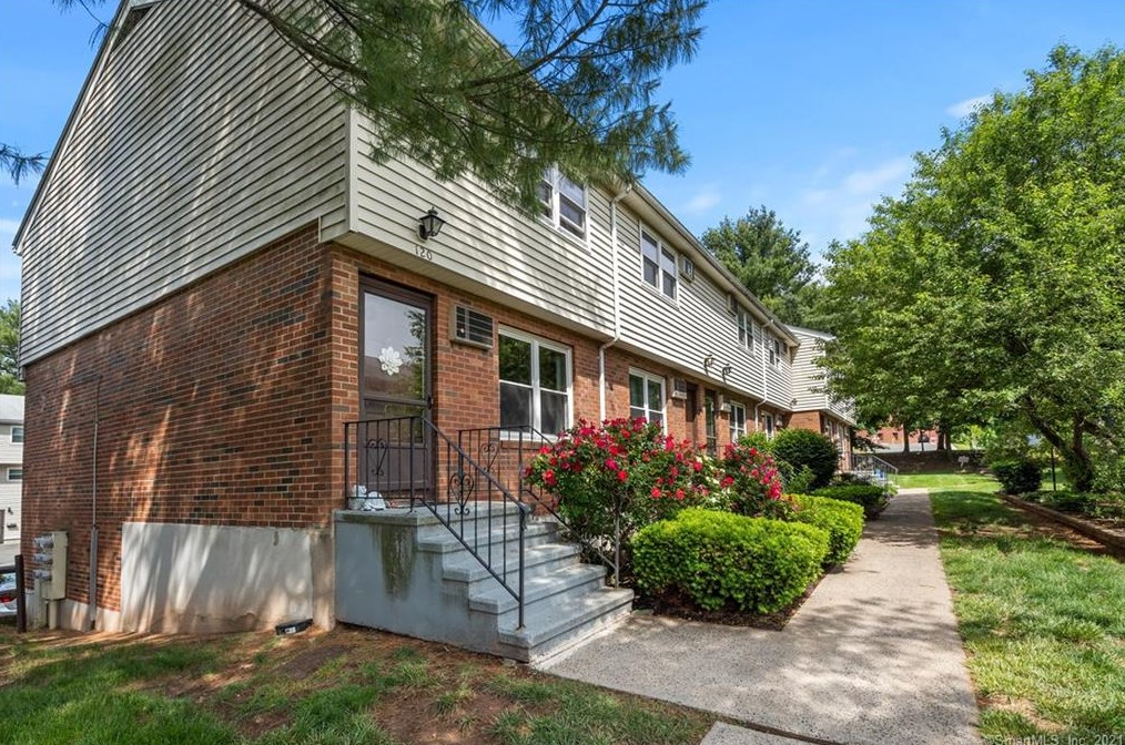 120 Blackstone Vlg, Meriden CT  06450-2403 exterior