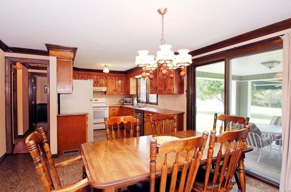 1175 Mapleton Ave, Suffield CT  06078-1334 exterior