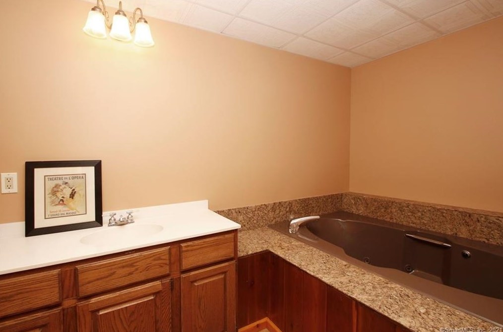 1175 Mapleton Ave, Suffield CT  06078-1334 exterior