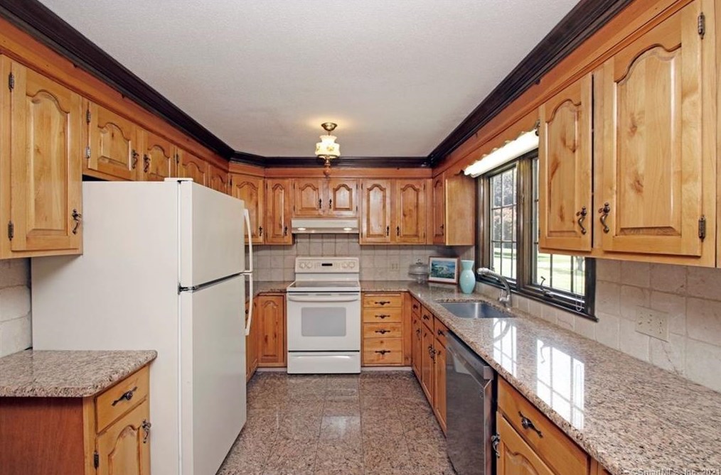 1175 Mapleton Ave, Suffield CT  06078-1334 exterior