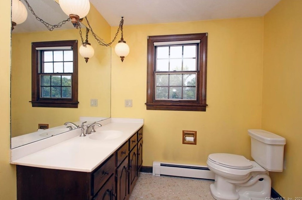 1175 Mapleton Ave, Suffield CT  06078-1334 exterior