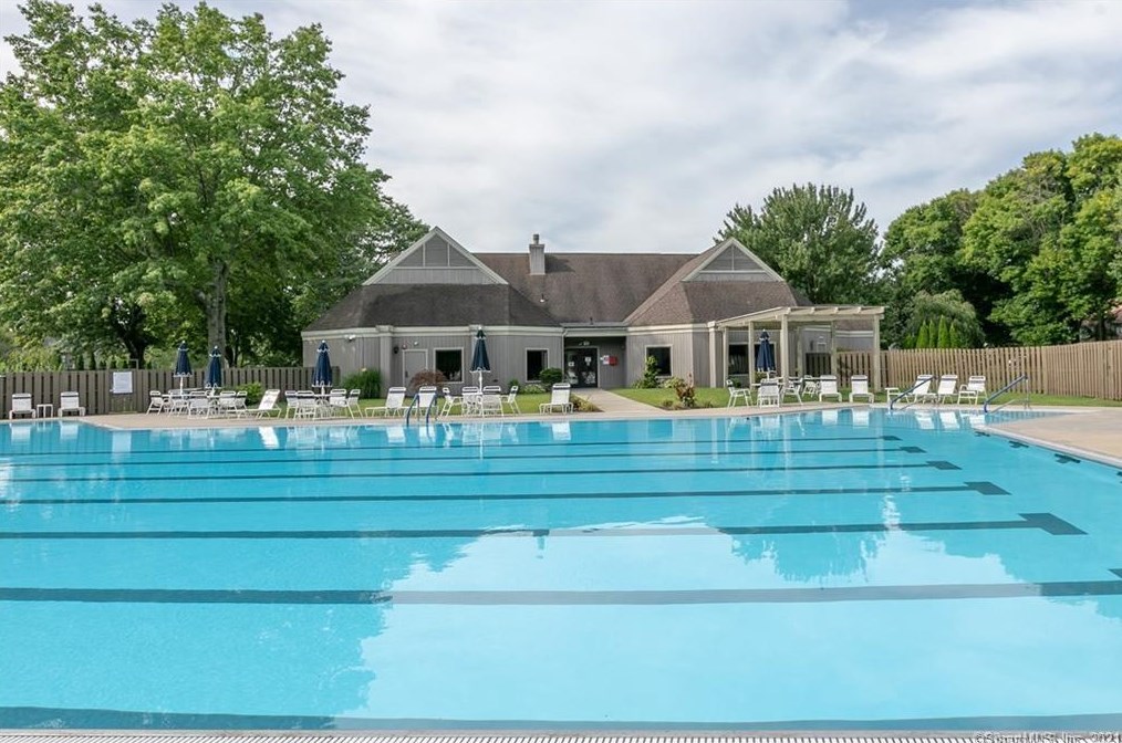 92 Seminole Ln, Stratford CT  06614-8148 exterior